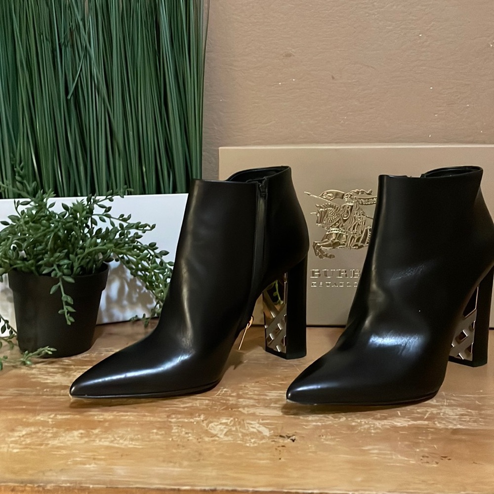 Burberry Black bootie